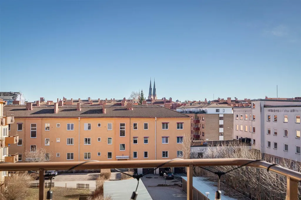 Rõdu - Charming 2nd Floor Flat with South-Facing Balcony in Uppsala
