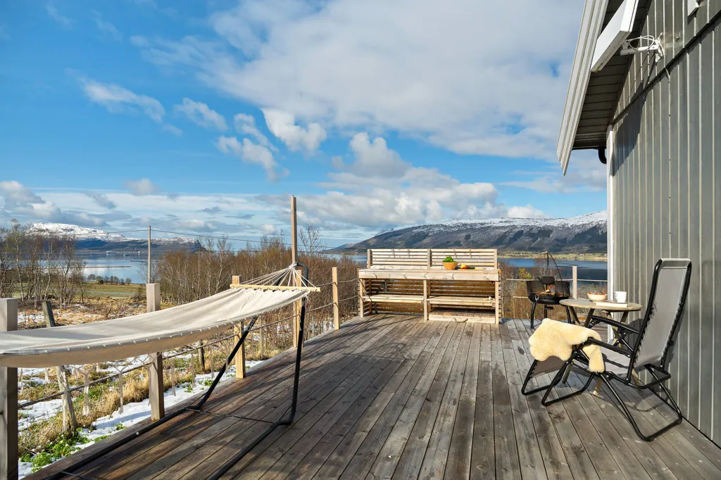 Terrazza - Scenic Cabin with Pool in Nesnastrand