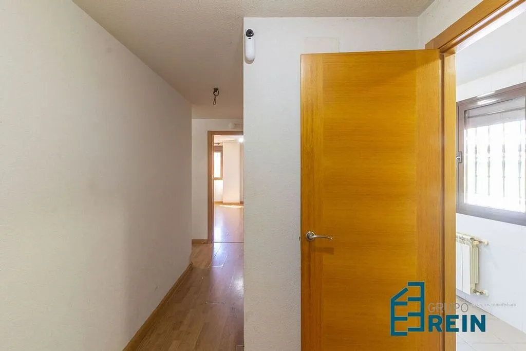 Hallway - 3-Bedroom Apartment with Garage in Recas