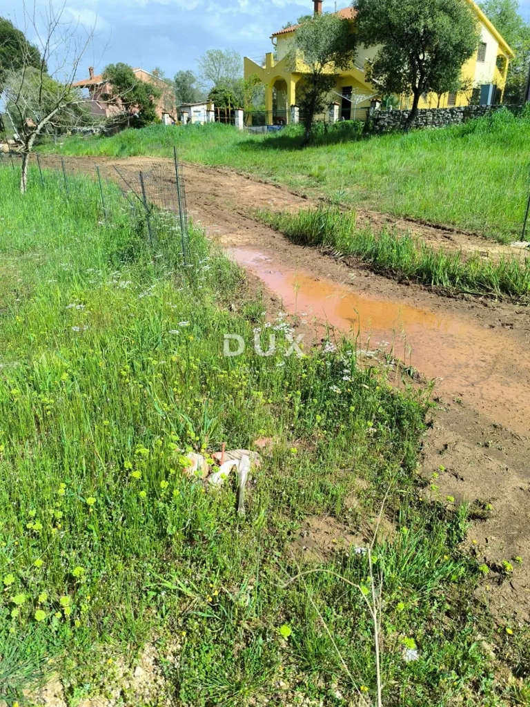 Jardin - Building Plot with Sea Access in Peroj, Istra