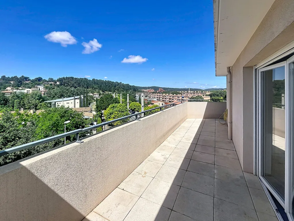 Rõdu - 3-Bed Apartment with Terrace in Gardanne