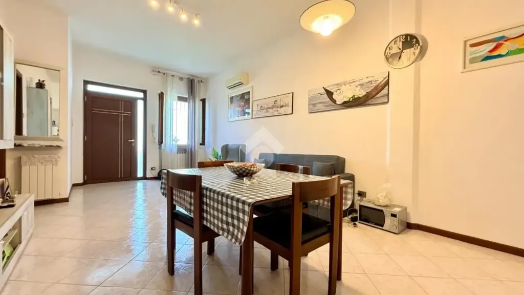 Salle à manger - Ground Floor Apartment with Garage in Vigasio