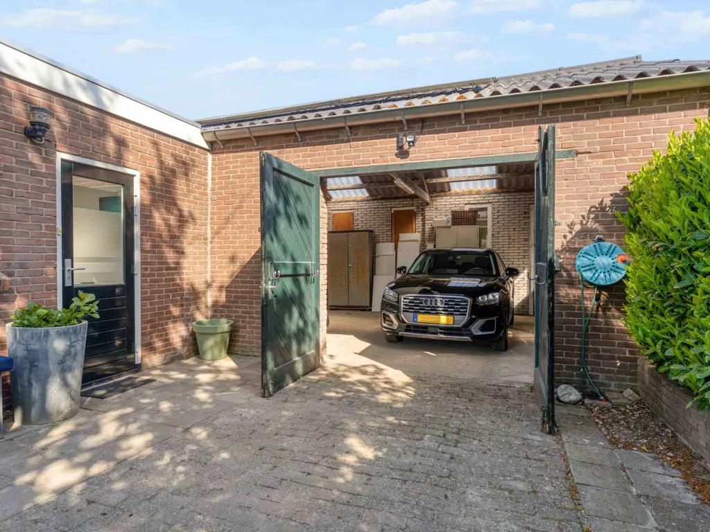 Garage - Charming 1910 House with Water View in Vecht