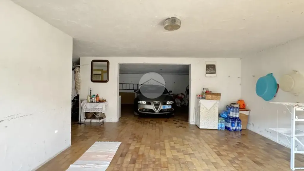 Garage - Terraced Villa with Garden in Marcaria