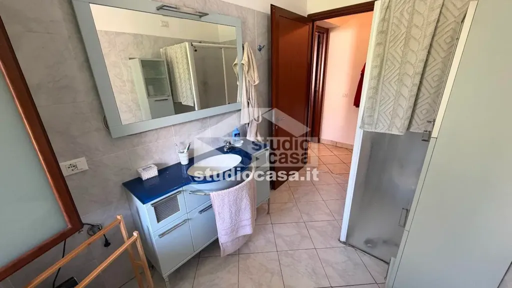 Salles de bain - Villa with Three Apartments in Crema
