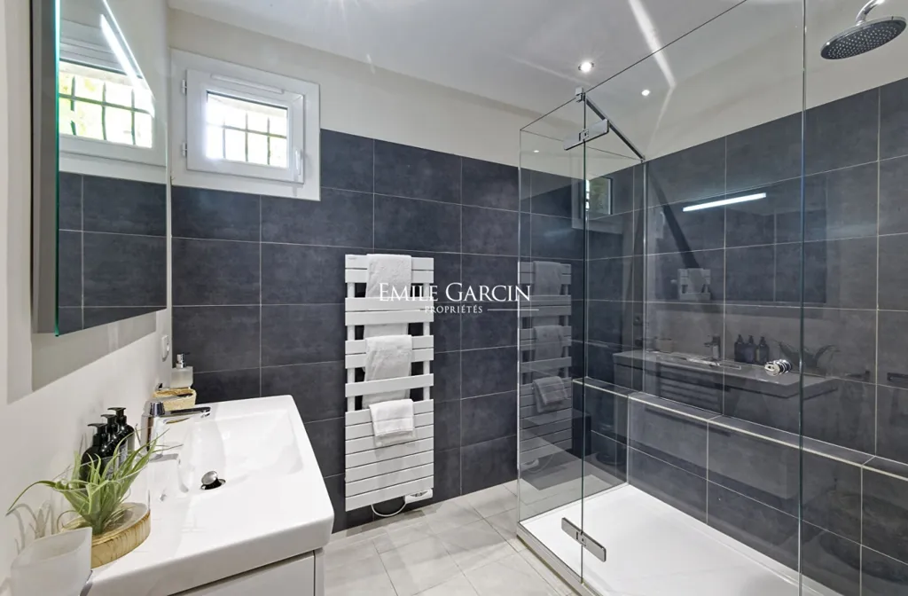 Bathrooms - Luxury Villa with Private Lake in Brignoles