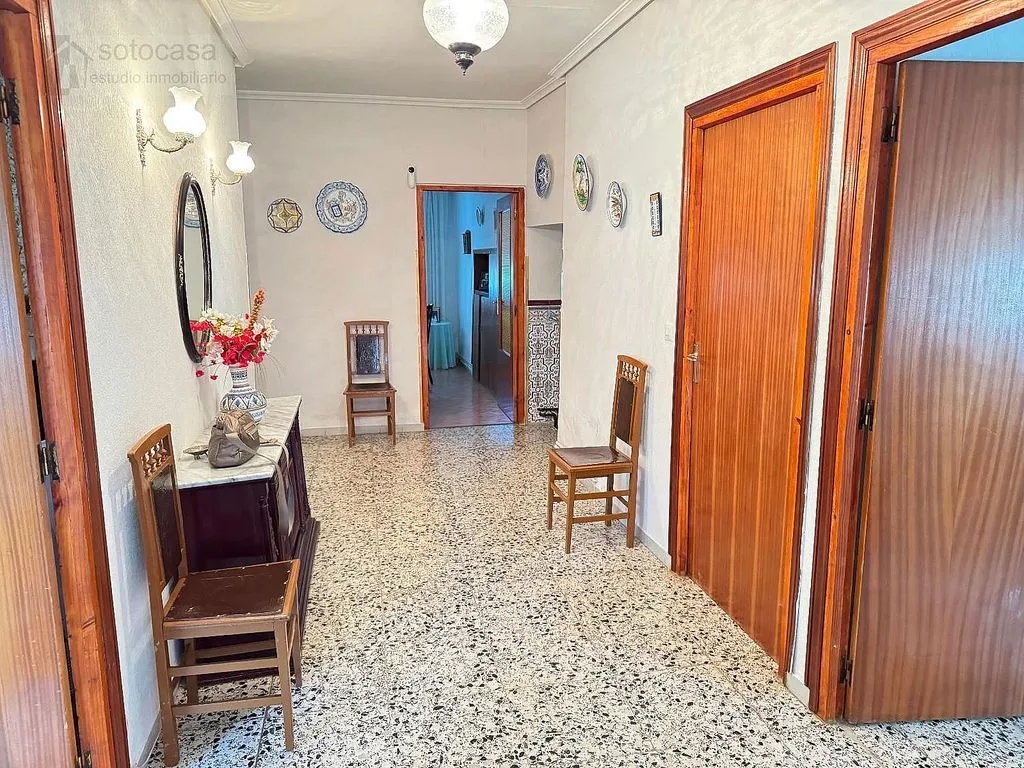 Esik - Six-Bedroom House with Large Plot in Renedo de Esgueva