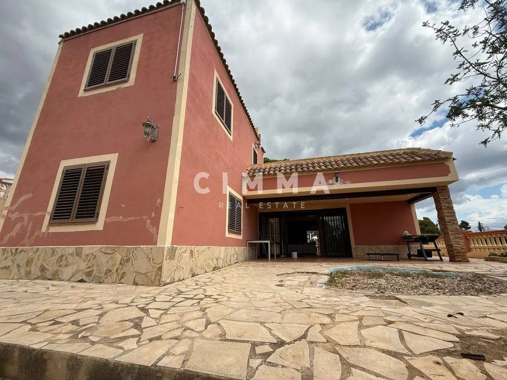 Välivaade - Five-Bedroom Chalet with Large Plot in La Nucía