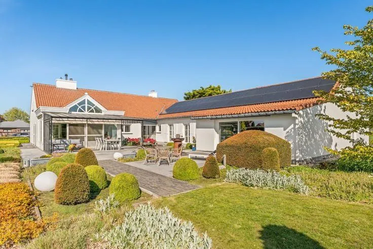 Extérieur - Villa avec Piscine Intérieure dans un Cadre Vert