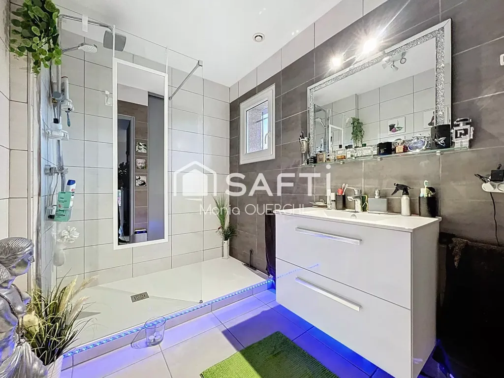 Salles de bain - Villa Rénovée avec Piscine en Campagne