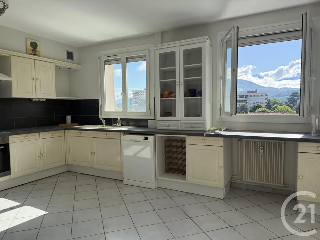 Cuisine - Appartement 3 Pièces avec Vue Dégagée à Échirolles