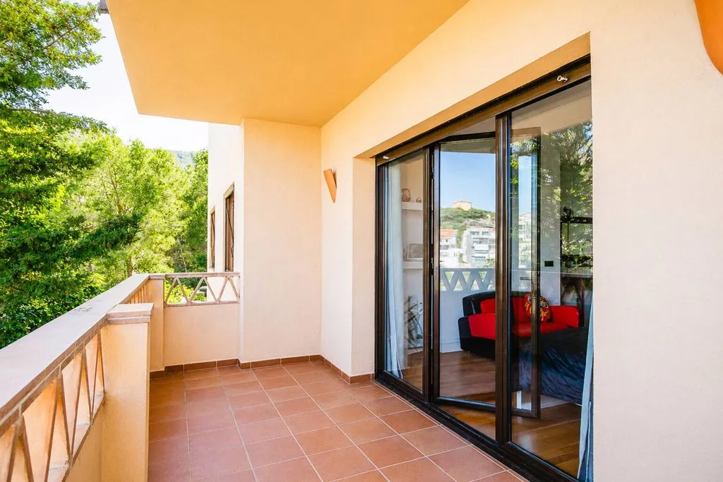 Balcon - Contemporary 5-Bedroom House with Pool in Sitges