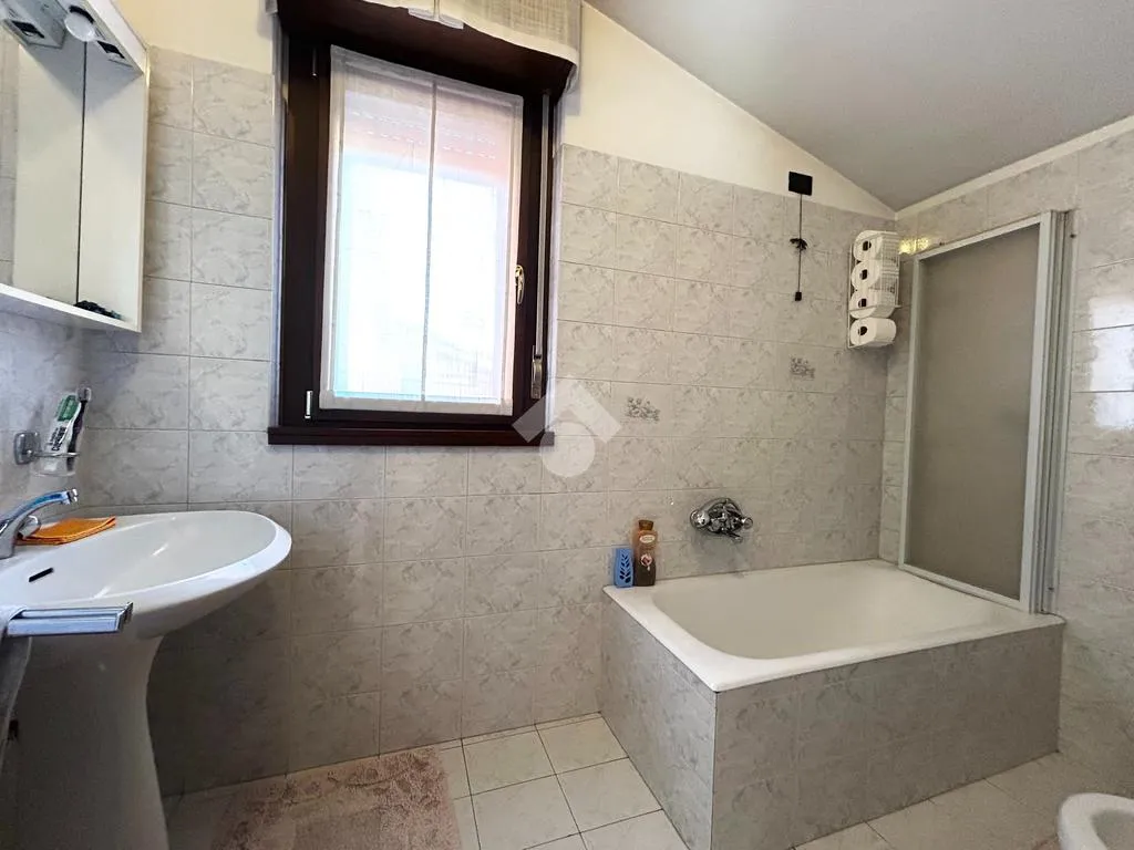 Salles de bain - Four-Room Apartment with Pool in Settimo Milanese