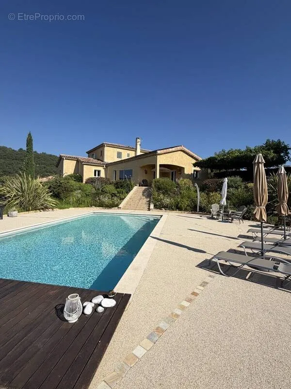 Piscine - Villa Traditionnelle avec Piscine à Chomérac