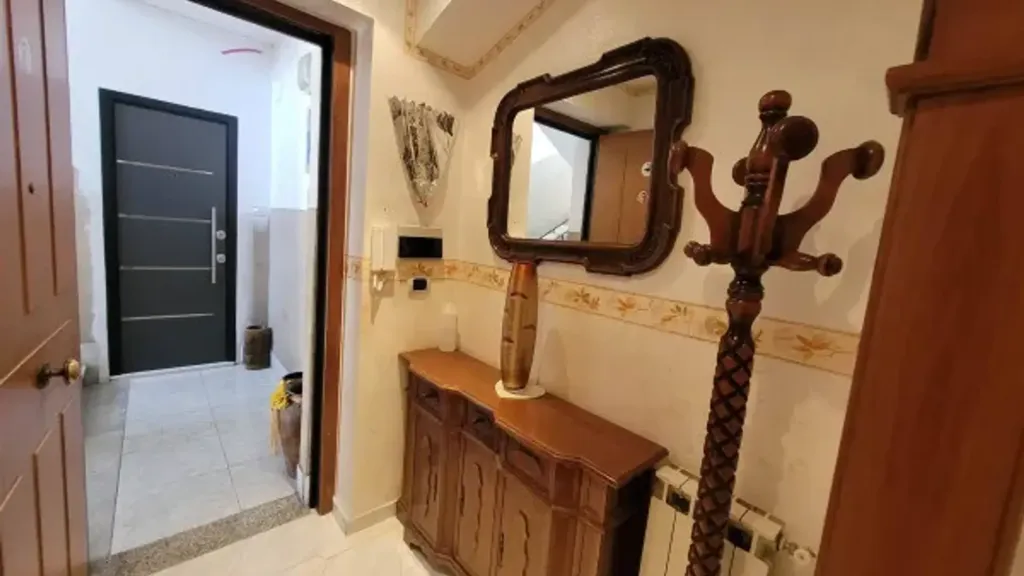 Entrée - Trilocale with Private Outdoor Space in Messina