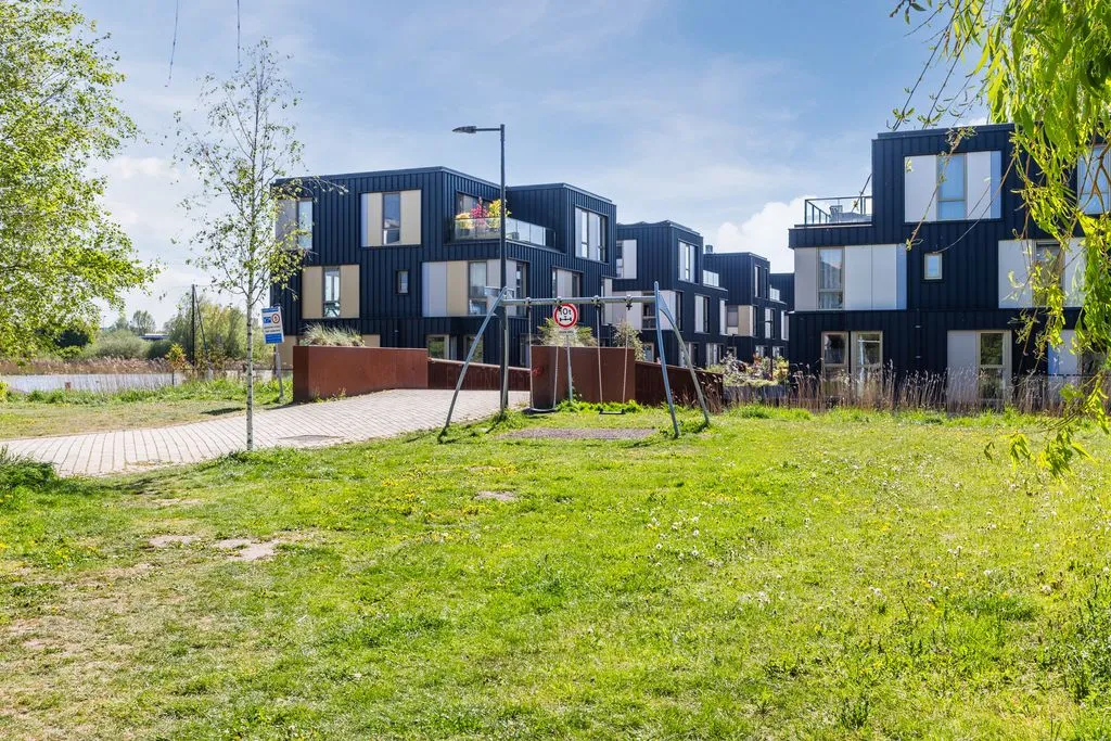 Aed - Corner House with Private Parking in IJburg