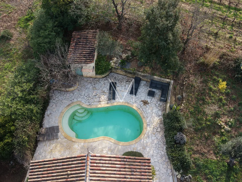 Vue aérienne - Maison Luxueuse avec Piscine au Plan-de-la-Tour