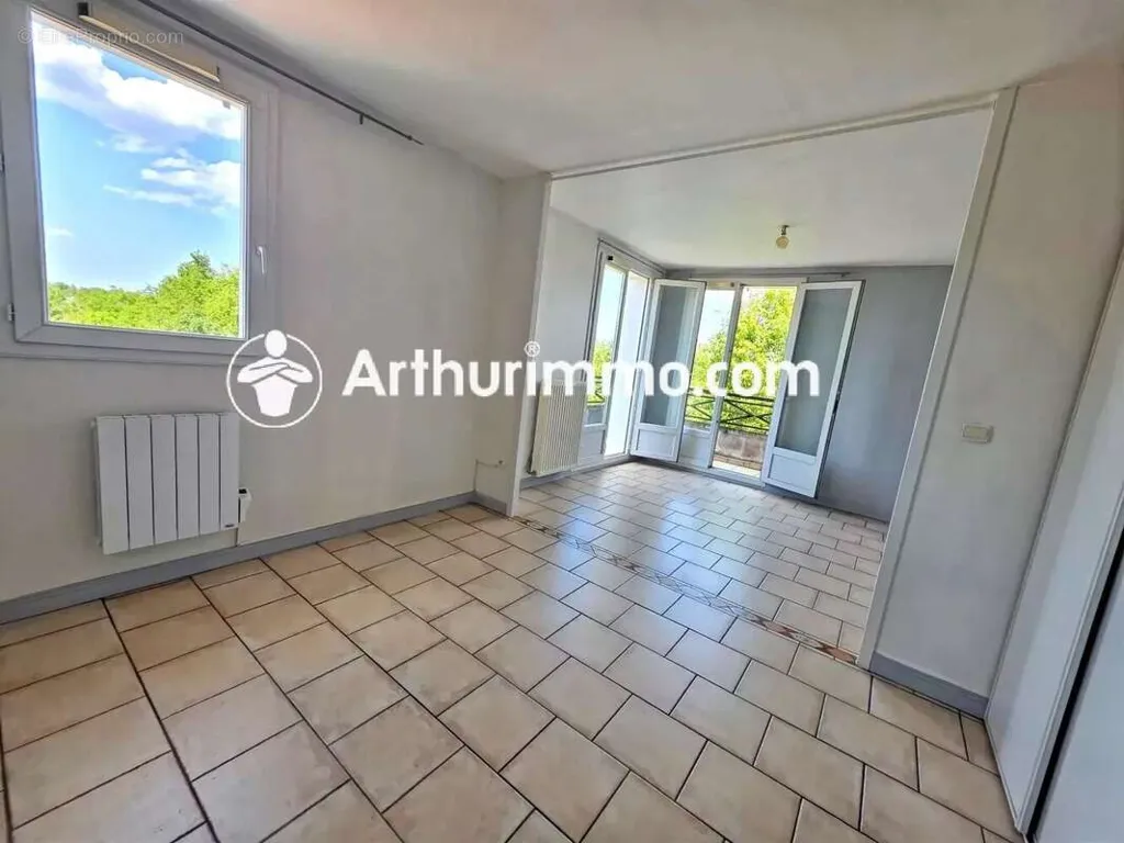 Séjour - Studio avec Balcon et Garage à Savigny-le-Temple