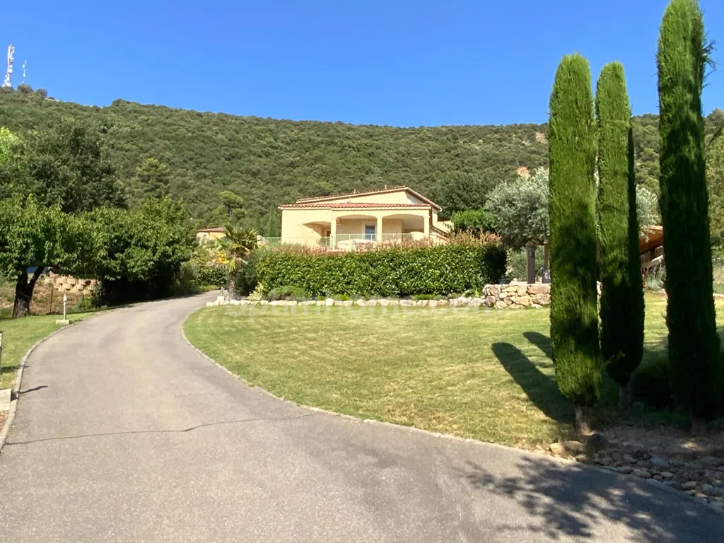 Esterno - Villa with Pool and View in Oraison