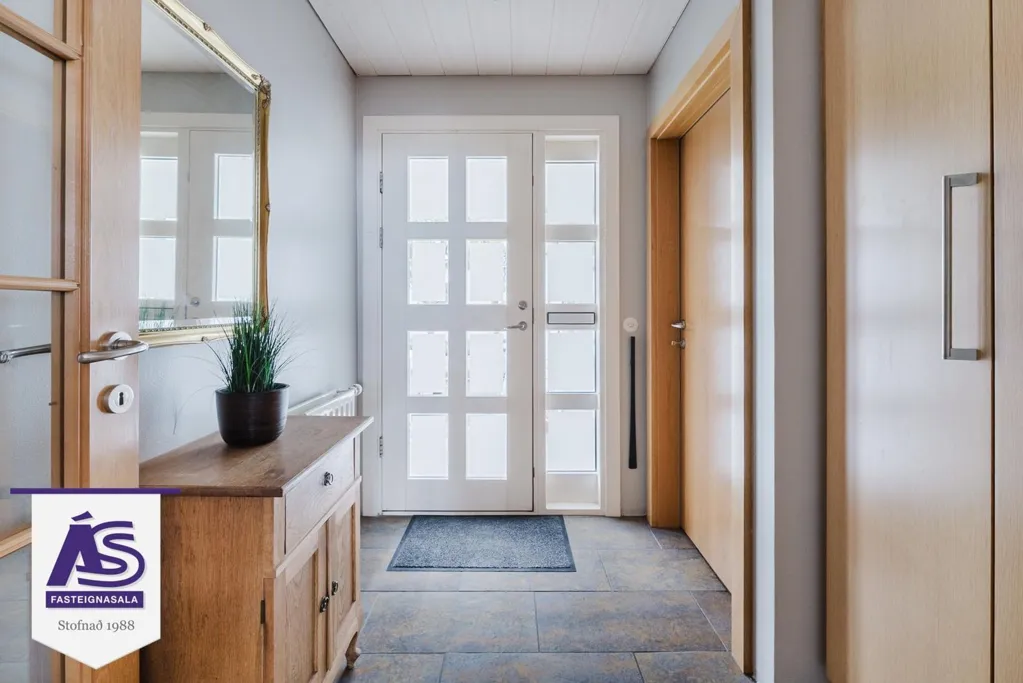 Ingresso - House with Garden and Pool in Hafnarfjörður