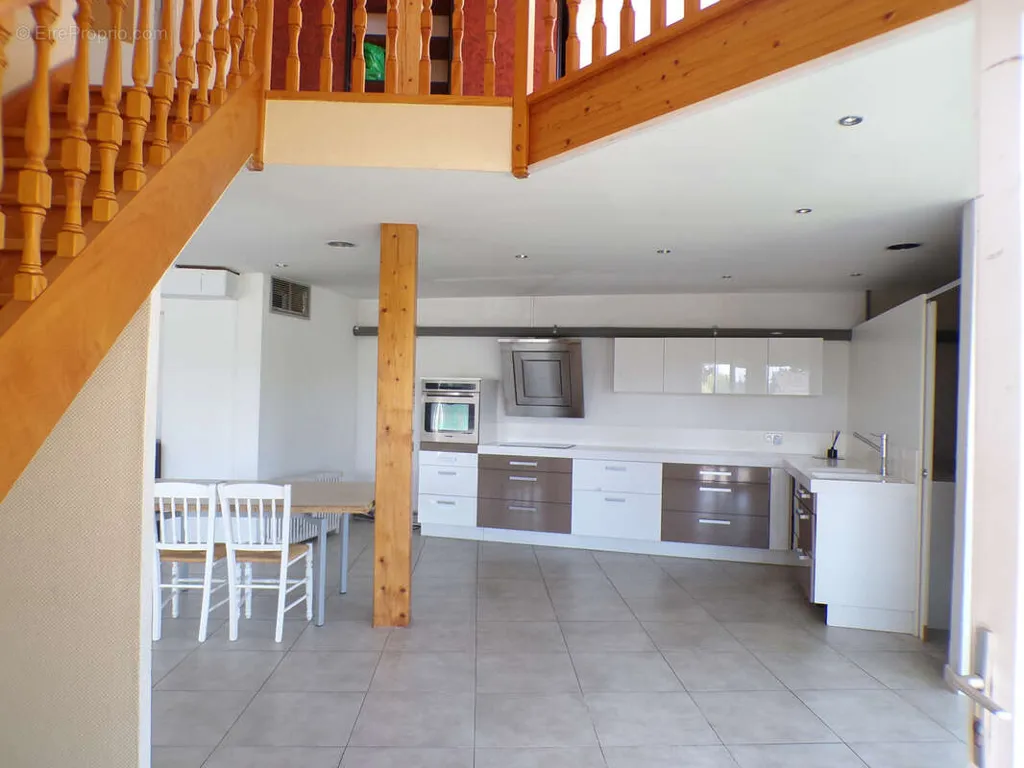 Salle à manger - Maison Ossature Bois avec Espace Professionnel sur Axe Passant