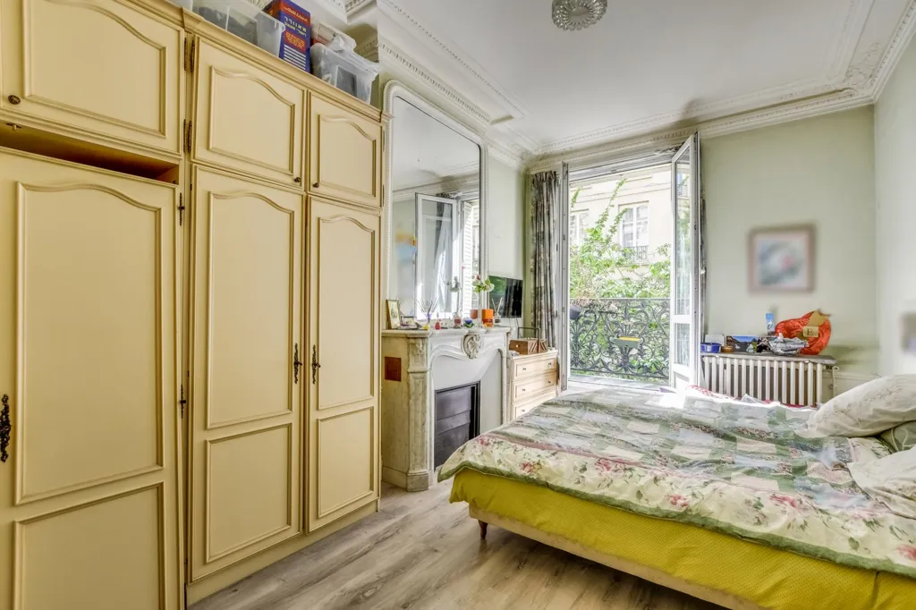 Chambres - Appartement Haussmannien avec Exposition Sud à Paris 9ème