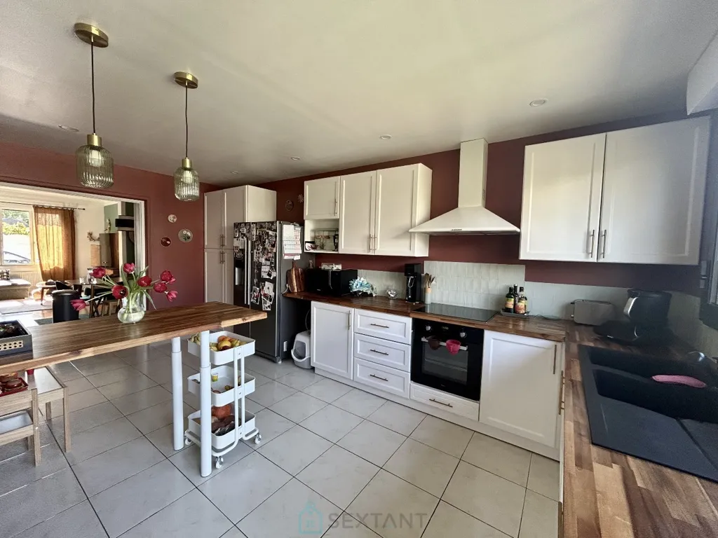 Kitchen - Charming House with Garden near Train Station