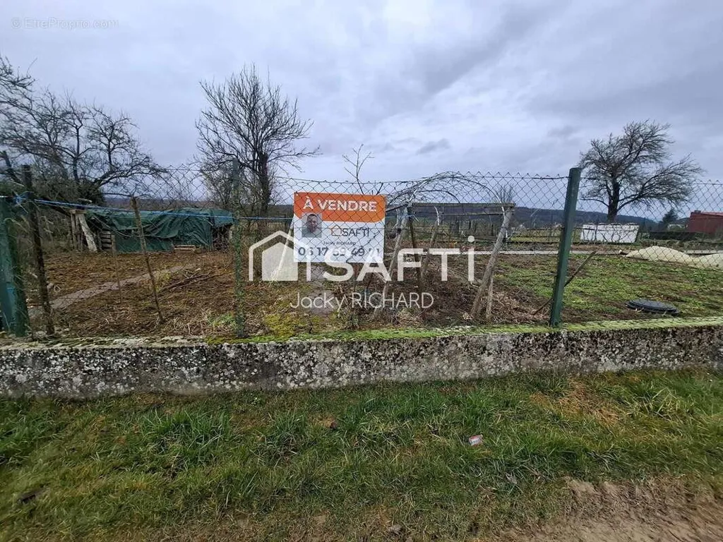 Jardin - Terrain Constructible avec Arbres Fruitiers à Doulcon