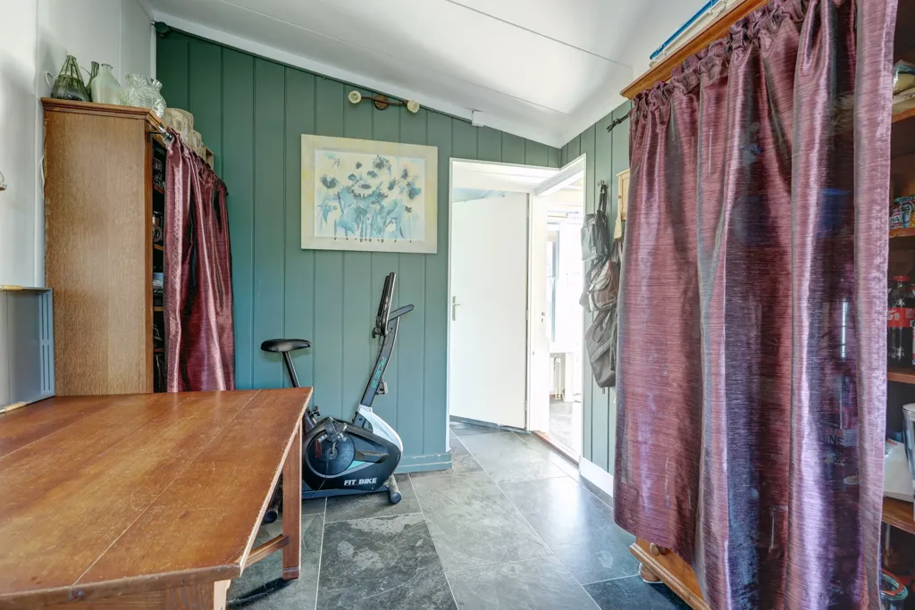 Esik - Modernised Bungalow with Garden in Kortgene
