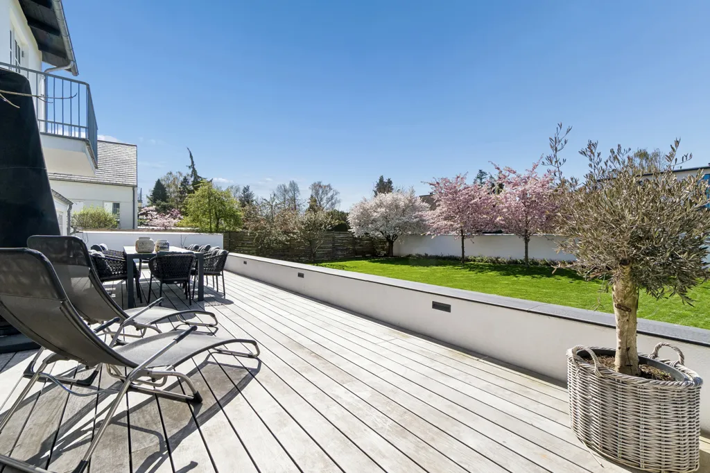 Terrass - Villa with Jacuzzi Terrace in Charlottenlund