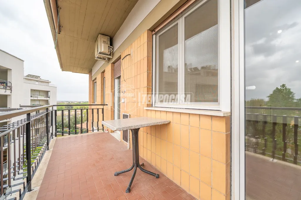 Rõdu - Ristrutturato Flat with Balcony in Centocelle