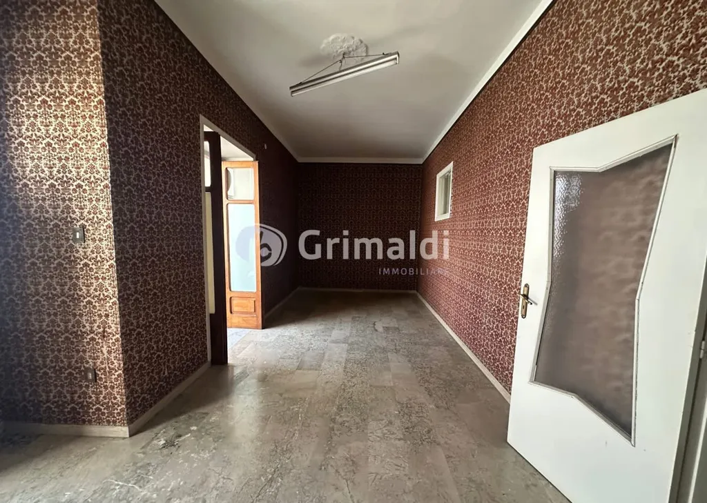 Esik - Spacious Apartment with Balconies in Acerra