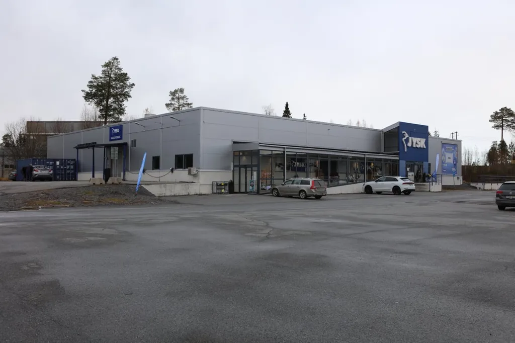 Extérieur - Large Property with Ample Parking near E14
