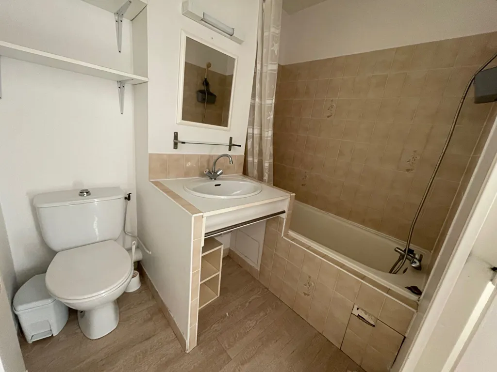 Salles de bain - Studio Meublé avec Parking à Brest