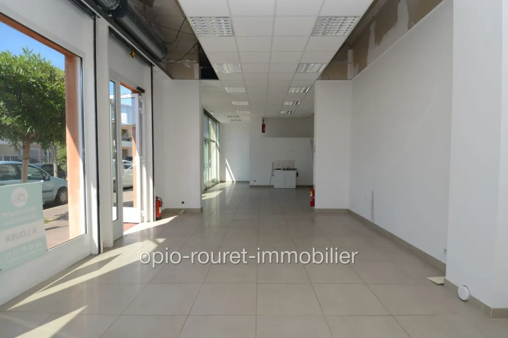 Pièces - Local Commercial avec Vitrines au Rouret