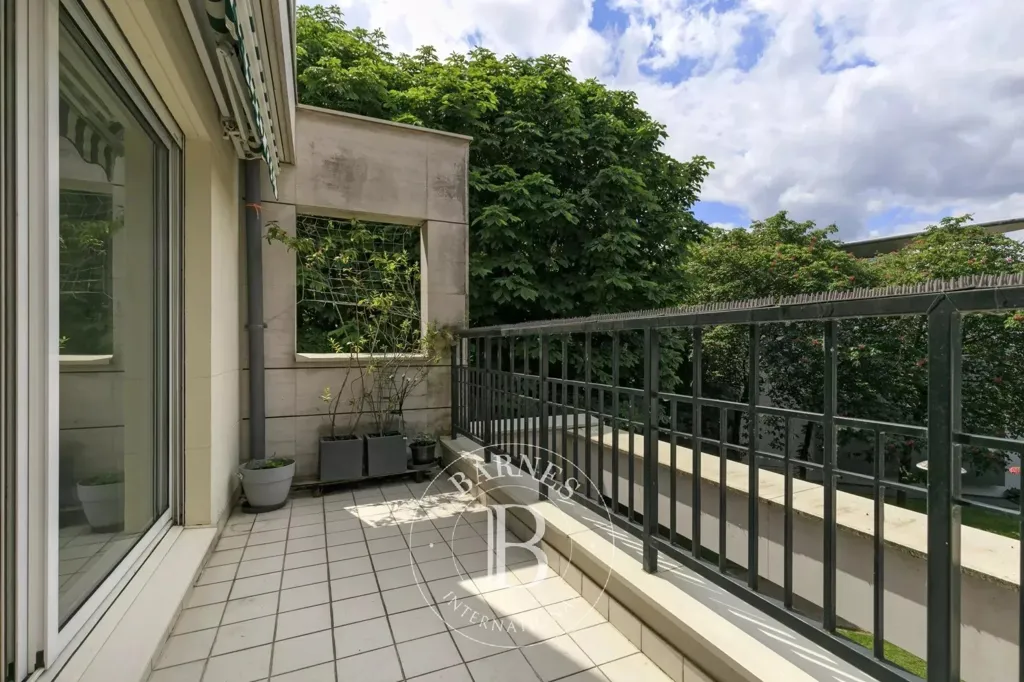 Balcony - Fully Furnished Flat with Balconies in Paris