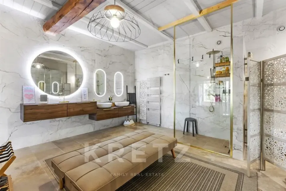 Vannitoad - Rustic Estate with 3 Gites in Pierrevert
