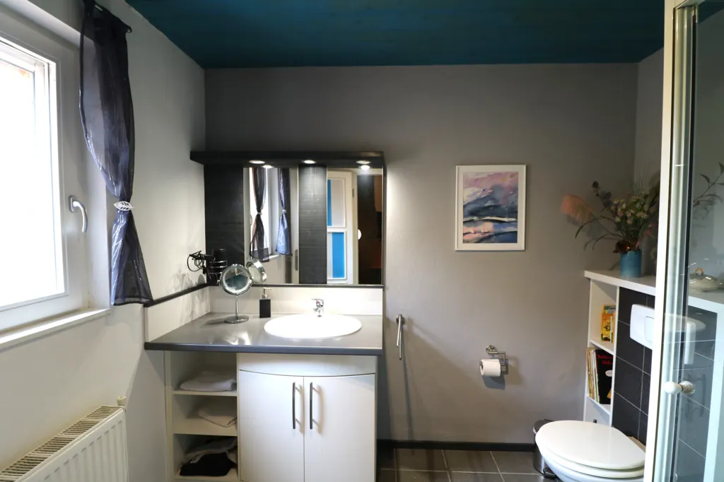 Salles de bain - Maison Contemporaine avec Piscine en Campagne