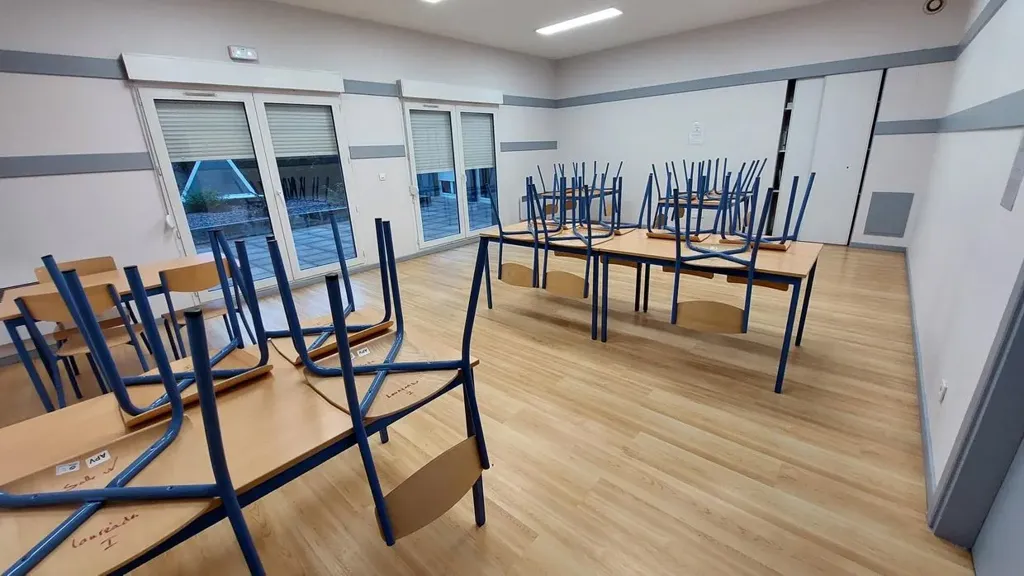Dining Room - Studio in Student Quarter with Amenities