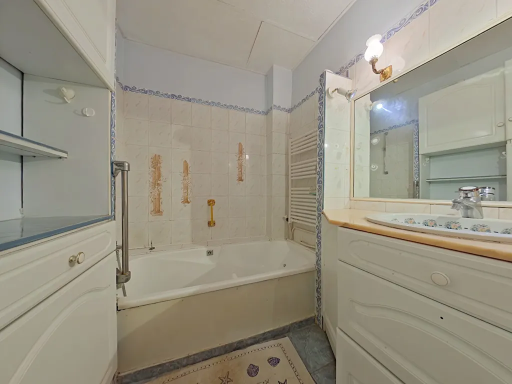 Vannitoad - Town House with Development Potential in Prébendes
