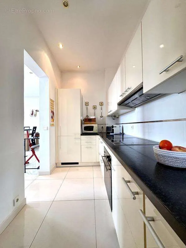 Köök - Charming 3-Bed Flat with Balcony in Cannes