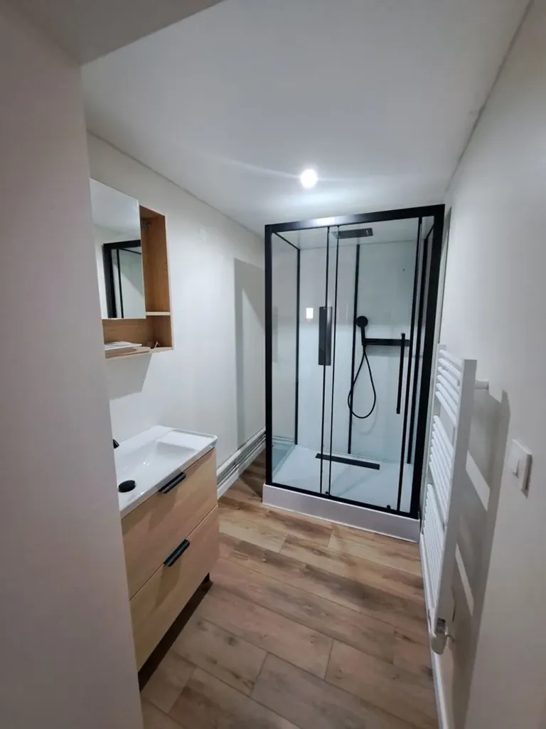 Salles de bain - Appartement Rénové avec Cour Privative à Harnes