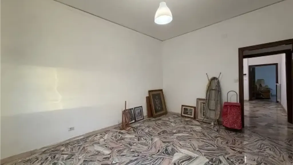Toad - Partially Renovated Apartment with Balcony in Florence