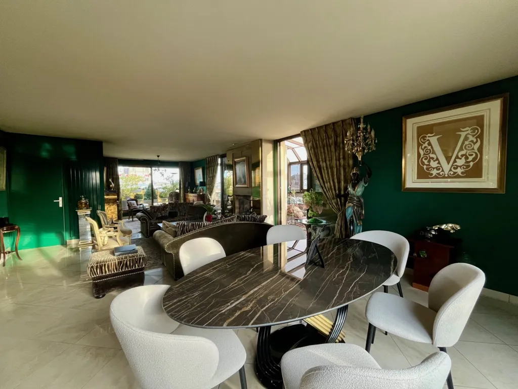 Esszimmer - Luxury Apartment with Cathedral View in Reims
