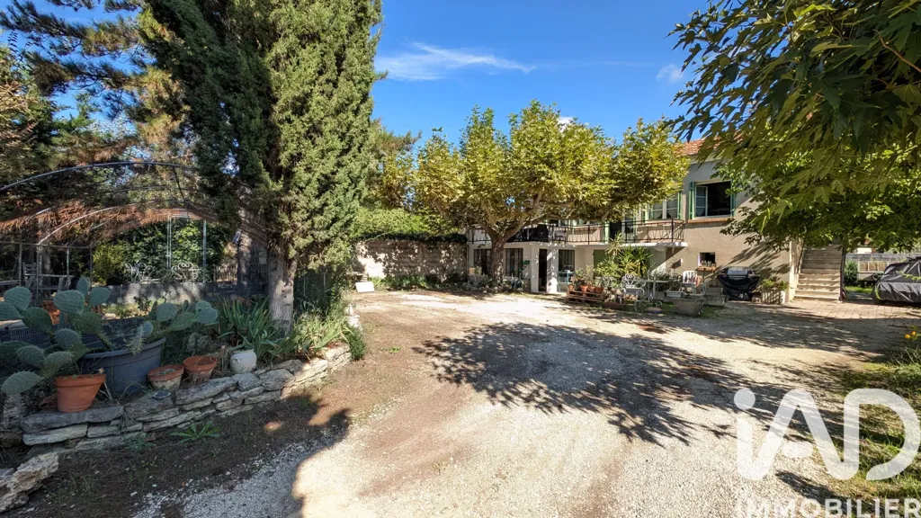 Extérieur - Maison avec Grand Terrain Arboré à Sarrians