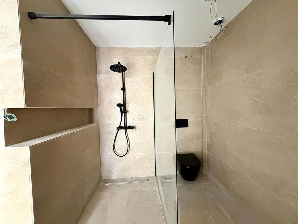Salles de bain - Reformed Flat with Street-Level Access in Los Llanos