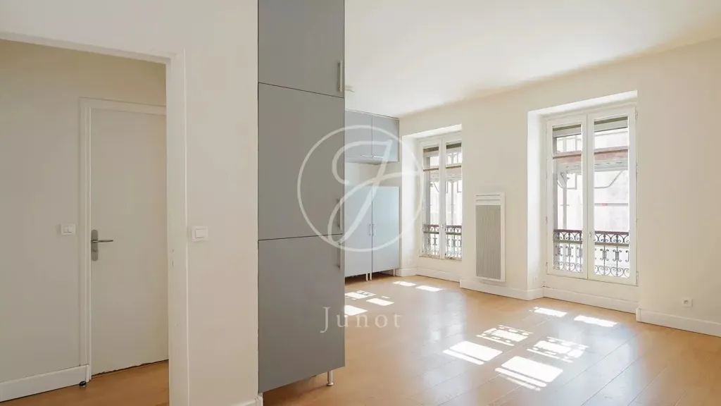Living Room - 4-Piece Apartment with Courtyard View in Paris 75011