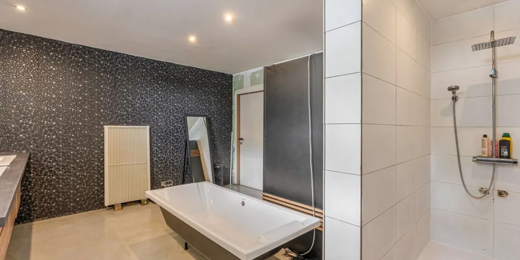 Salles de bain - Bâtiment Commercial avec Jardin près de Hasselt