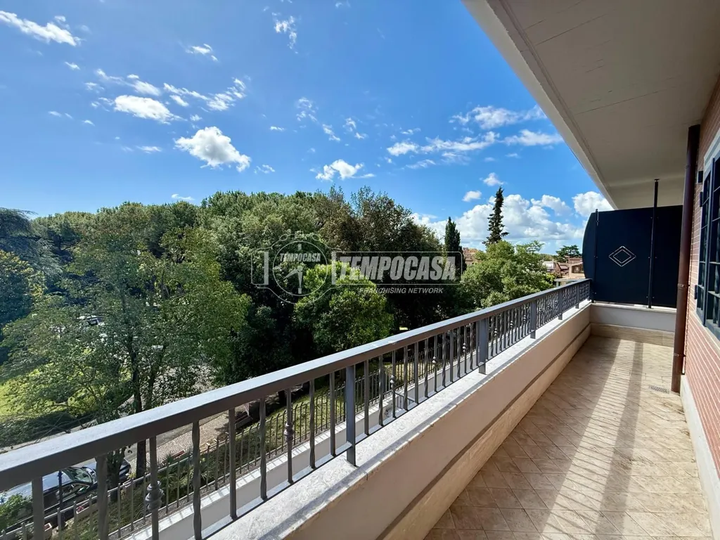 Rõdu - Modernised Bilocale with Terrace in Rome