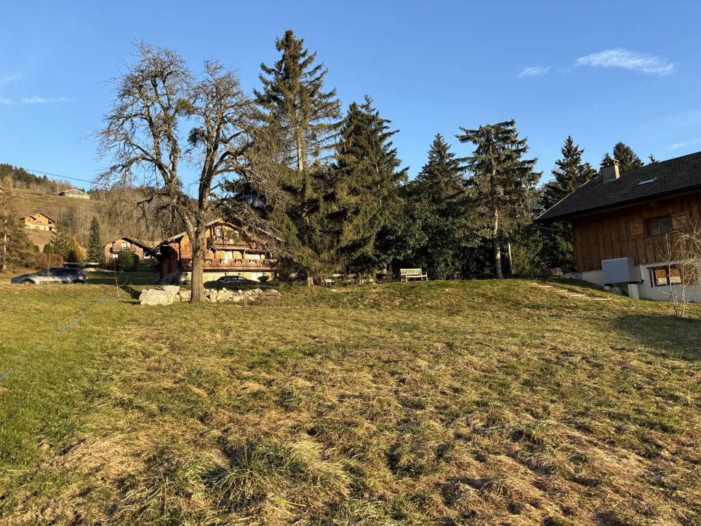 Aed - Constructible Plot with South Exposure near Village Centre